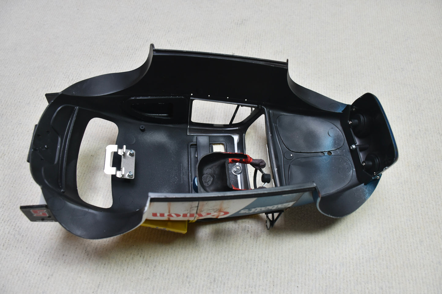 Carrosserie personnalisée peinte Tamiya Sand Scorcher 1/10 – Finition avec figurine de pilote (BUGANON)