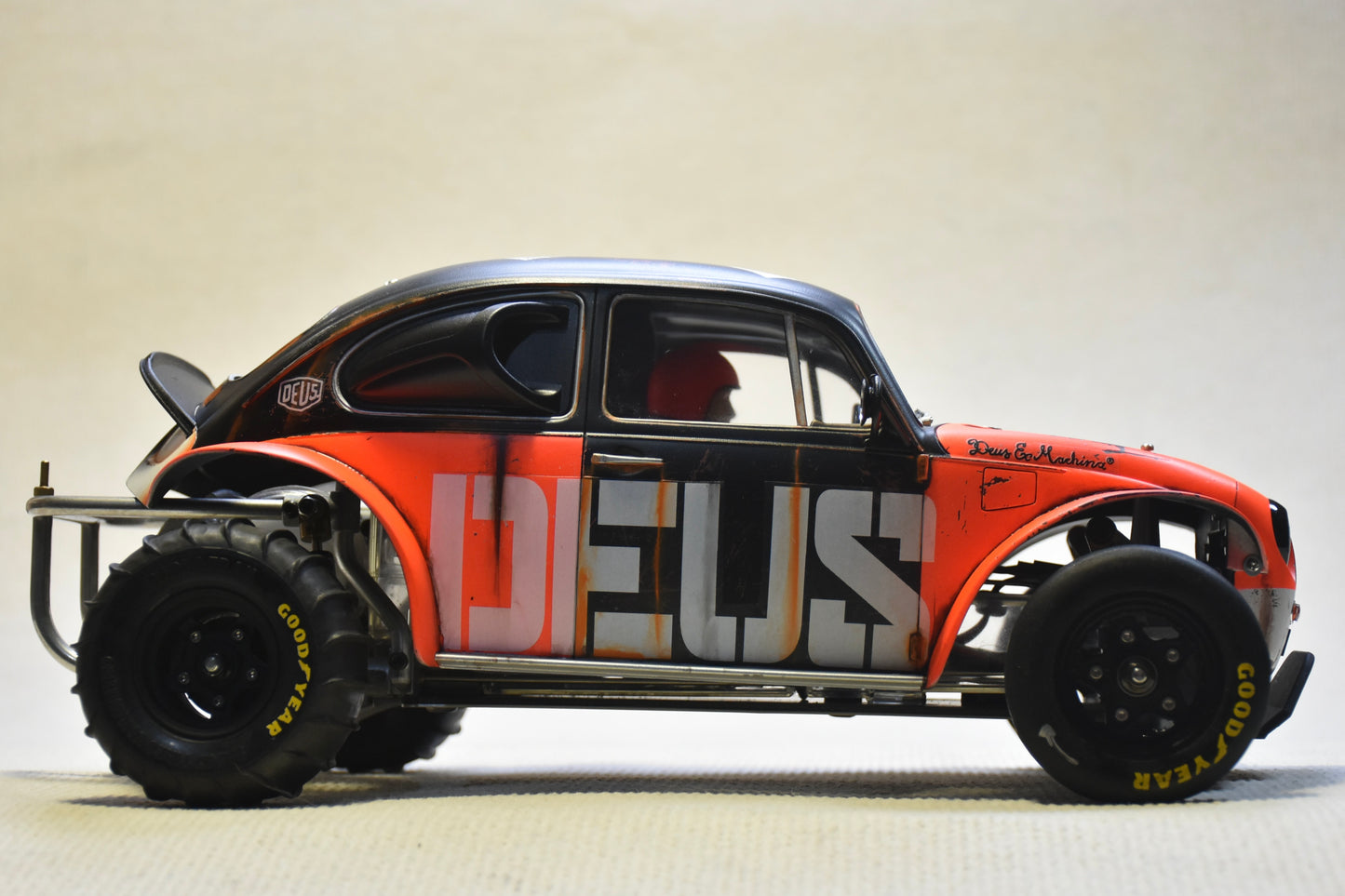 DEUS EX MACHINA theme - Tamiya Sand Scorcher 1/10 Custom Painted Body – Finished with Driver Figure