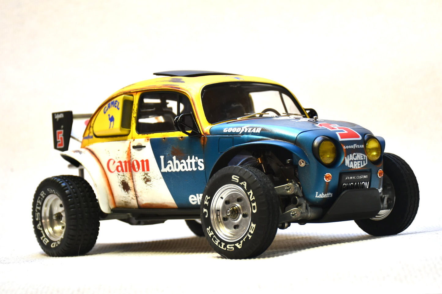 Carrosserie personnalisée peinte Tamiya Sand Scorcher 1/10 – Finition avec figurine de pilote (BUGANON)