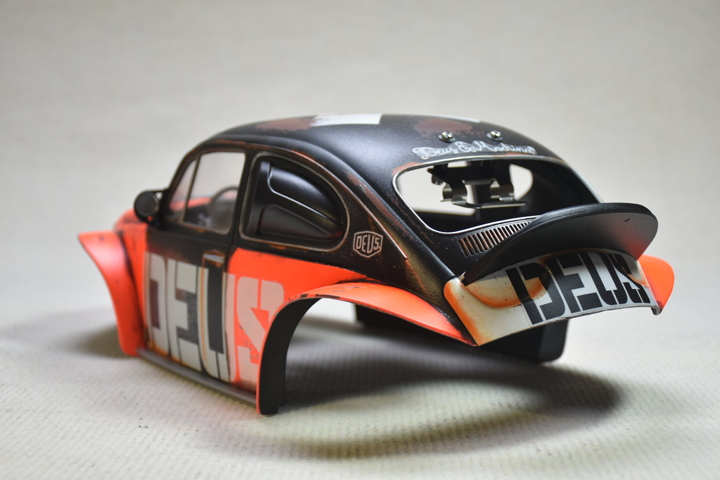 DEUS EX MACHINA theme - Tamiya Sand Scorcher 1/10 Custom Painted Body – Finished with Driver Figure